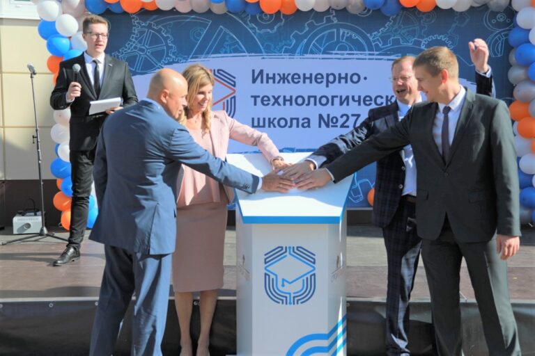 Губернатор принял участие в открытии новой школы № 27 на улице 50 лет НЛМК