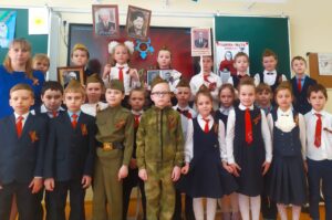 1Б класс поздравляет всех ветеранов с Днём Победы!